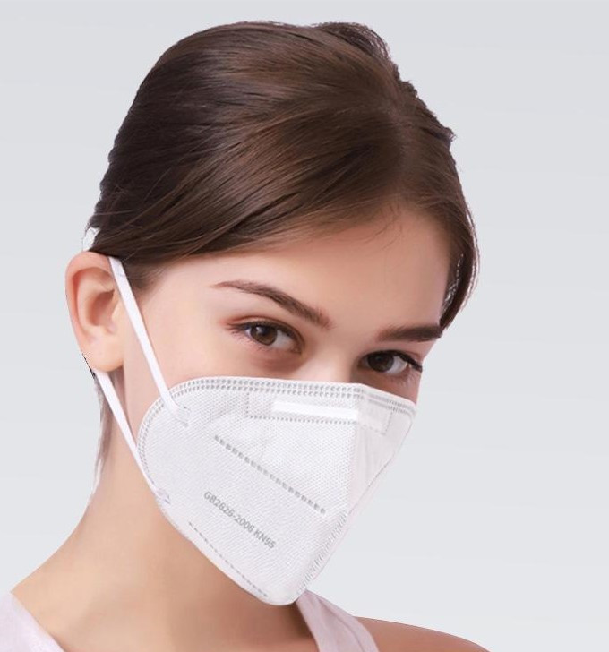 ماسک KN95 روی صورت